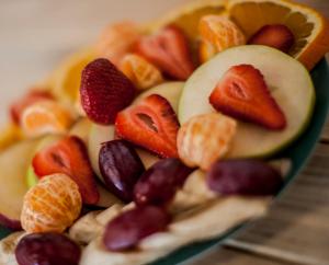 ein Teller mit Obst und Gemüse auf einem Tisch in der Unterkunft Vavien Hotel in Istanbul