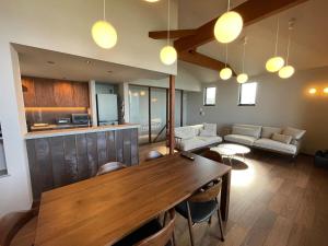 高松市にあるGARDENIA Sunsetのリビングルーム(大きな木製テーブル、椅子付)