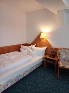 Postel nebo postele na pokoji v ubytování Hotel Garni Eschenbach