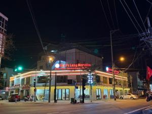 Zgradba, v kateri se nahaja hotel z bivalnimi kapsulami