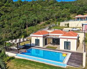 una vista aérea de una casa con piscina en Άρκτος ΟΕ, en Pelekas