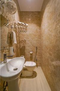 瓦拉纳西Shiv Rudraksh Resort, Near Assi Ghat的带白色水槽和马桶的浴室