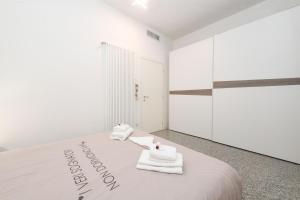ヴェローナにあるMGH - Verona City Stayのベッドルーム1室(白い靴2本付きのベッド1台付) +18枚の写真