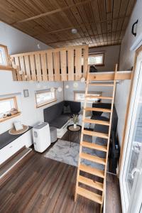 Palanda nebo palandy na pokoji v ubytování Tiny Village Latvia