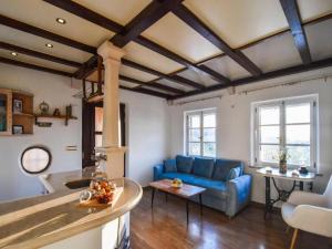 Et opholdsområde på Mediterranean Villa With Pool