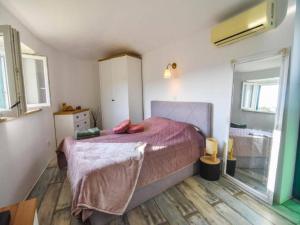 En eller flere senge i et værelse på Mediterranean Villa With Pool + 24 billeder