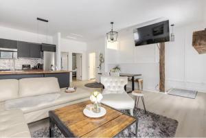 Η κουζίνα ή μικρή κουζίνα στο Deluxe Loft - Amazing Terrace with Stunning Water View
