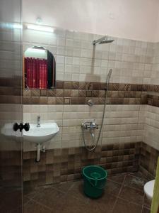 un bagno con doccia, lavandino e specchio di Villa Florence Homestay Varkala Cliff a Varkala