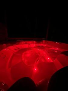 een rode tafel met rode lampjes erop bij Ancienne école avec Jacuzzi privé in Gérardmer +3 foto's