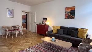 Posezení v ubytování Stylish accommodation in the center of Prague