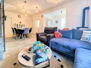 Χώρος καθιστικού στο Tranquil Getaway Villa with Pool