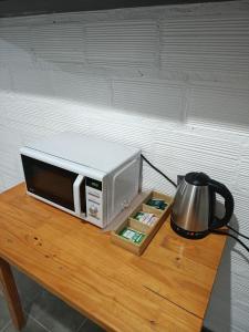 Příslušenství pro přípravu čaje a kávy v ubytování Departamento en Planta baja, centrico, Practico, Estacionamiento D3