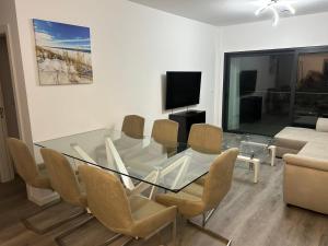 Μια τηλεόραση ή/και κέντρο ψυχαγωγίας στο Cliff Residence Ocean View