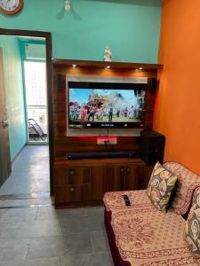 Televisyen dan/atau pusat hiburan di Modern 1BHK Ganesh Nivas - 1st Floor