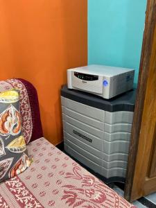 Katil atau katil-katil dalam bilik di Modern 1BHK Ganesh Nivas - 1st Floor
