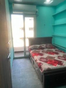Katil atau katil-katil dalam bilik di Modern 1BHK Ganesh Nivas - 1st Floor +7 gambar