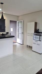 Η κουζίνα ή μικρή κουζίνα στο Residencial Paraíba Casa M F