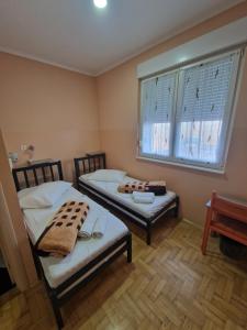 Ένα ή περισσότερα κρεβάτια σε δωμάτιο στο Bed and Breakfast Turist +148 φωτογραφίες