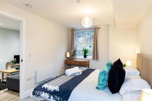 a bedroom with a bed and a desk at Rock Mill 1 Bed Apartment 27 in Stoney Middleton