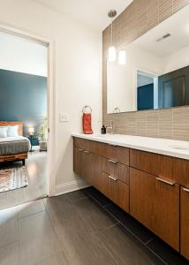 Koupelna v ubytování Lux Washington-Park Rooftop Patio-Free Parking
