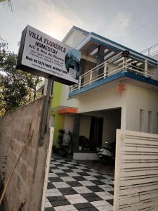 un cartello di fronte a una casa con un pavimento a scacchi di Villa Florence Homestay Varkala Cliff a Varkala Altre 52 foto