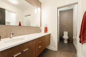 Koupelna v ubytování Lux Washington-Park Rooftop Patio-Free Parking + 13 fotografií