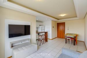 TV a/nebo společenská místnost v ubytování Apto elegante para casal em POA-RS URB1110