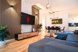 a living room with a couch and a dining room at KeyHosting Apartment Zentral Parkplatz in Aschaffenburg