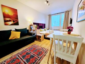 ein Wohnzimmer mit Sofa und Tisch in der Unterkunft LIVE-INN PRAGUE 2 BDR FAMILY APARTMENTS FOR 1-8 GUESTS, 20 Mins to center, Private Garden, Gym, Free Parking, Roof Terrace, Game Room in Prag