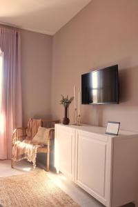 TV a/nebo společenská místnost v ubytování XV Studio Apartments - Rabat, Malta