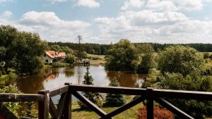 vista su un fiume da un ponte di legno di Willa Zasypane Mazury, Sun & Snow a Orło