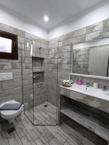 A bathroom at Green House Skiathos