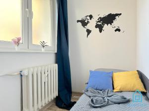 グダニスクにあるDolce Vita Room - 10 Minutes to Gdańsk Old Town & Seasideのラジエーターと壁に世界地図が掛かった寝室
