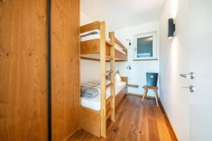 ein Zimmer mit Etagenbetten in einem kleinen Raum in der Unterkunft Pataunerhof Betulla Quercus in Dorf Tirol