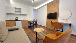 salon z kanapą i stołem oraz kuchnią w obiekcie Apartments Mara Lux w Budvie