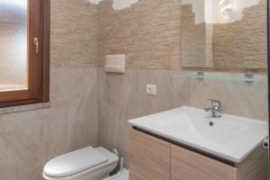 A bathroom at Villetta - Aliterno V5
