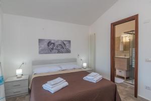 A bed or beds in a room at Villetta - Aliterno V5