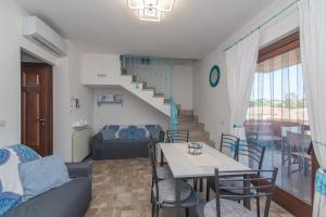 A seating area at Villetta - Aliterno V5