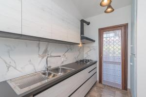 A kitchen or kitchenette at Villetta - Aliterno V5