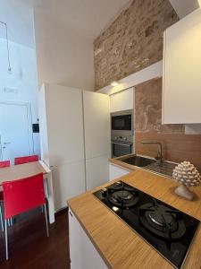Kuchyň nebo kuchyňský kout v ubytování Torre Scalambri - Montalbano Suite