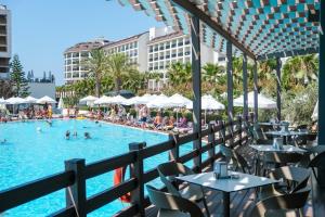 una piscina in un resort con persone che nuotano al suo interno di Riolavitas Resort & Spa a Side