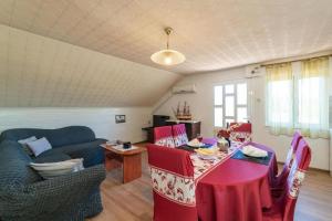 una sala de estar con una mesa y un sofá en Three Bedroom Holiday Home with Pool, en Molunat