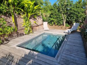 una piccola piscina con due sedie su una terrazza di legno di Ecolodge Anguilla - natural pool & beach a Saint-François Altre 9 foto