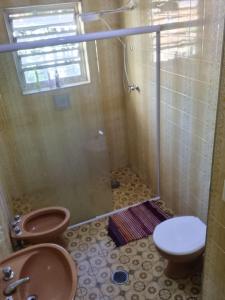 圣保罗Hostel Dumah - santana的带淋浴、马桶和水槽的浴室