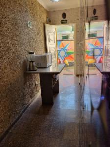 圣保罗Hostel Dumah - santana的配有带烤面包机的桌子的房间