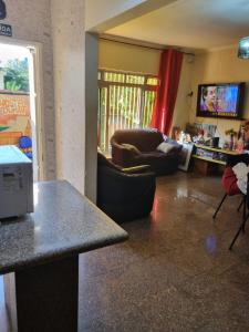 圣保罗Hostel Dumah - santana的带沙发和桌子的客厅 更多6张照片