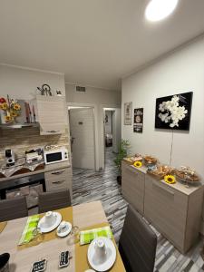a kitchen and dining room with a table and chairs at B&B Le Mura in Alatri