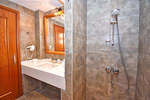 un baño con lavabo y ducha en Άρκτος ΟΕ, en Pelekas 46 fotos más