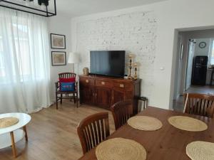 TV a/nebo společenská místnost v ubytování Apartament z Napoleonem w tle