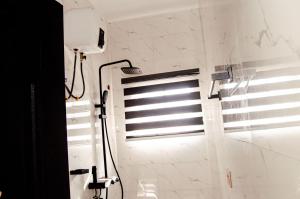 Baðherbergi á Furnished studio apartment in a secure and serene part of Ibadan
